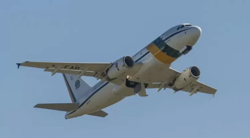 Avião do presidente Lula arremete na primeira tent